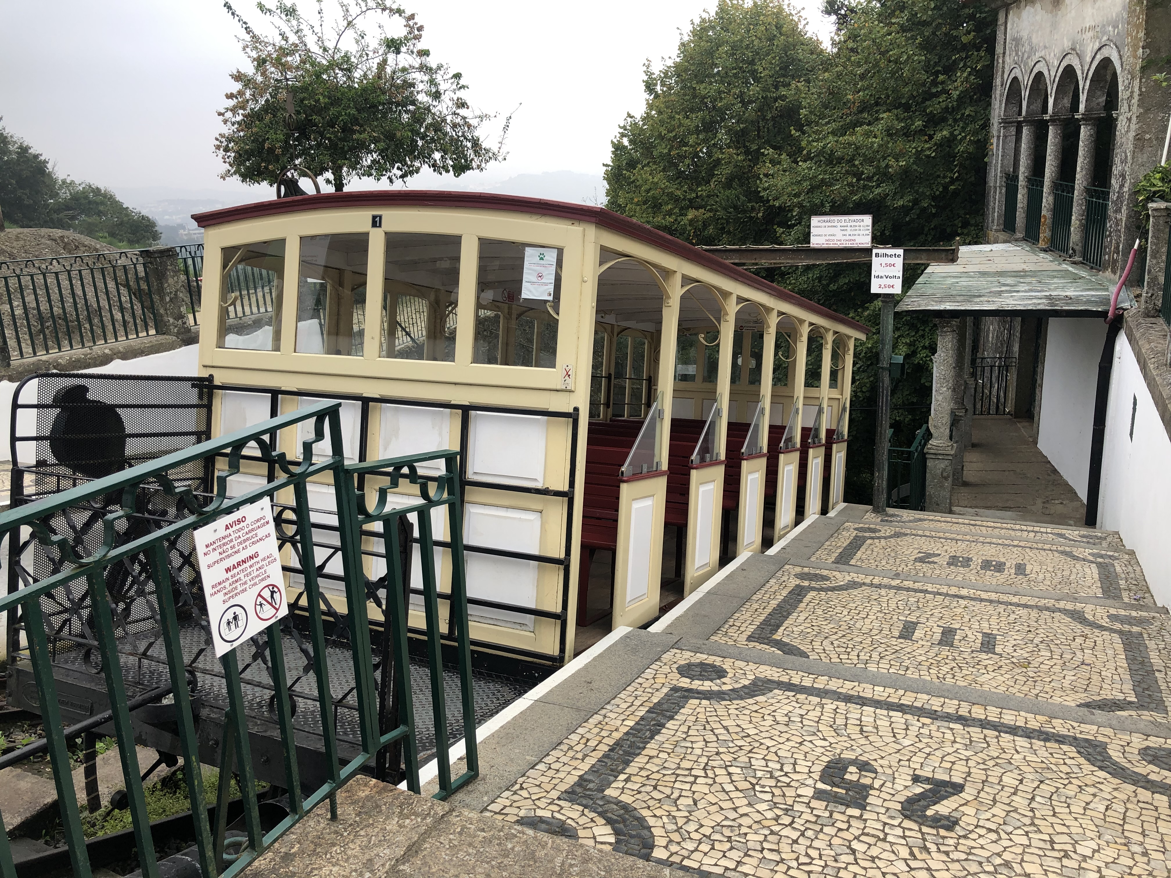 Die von Wasserkraft getriebene Seilbahn führt hoch hinaus auf die Aussichtsplattform von Bom Jesus do Monte. Foto: © DHB