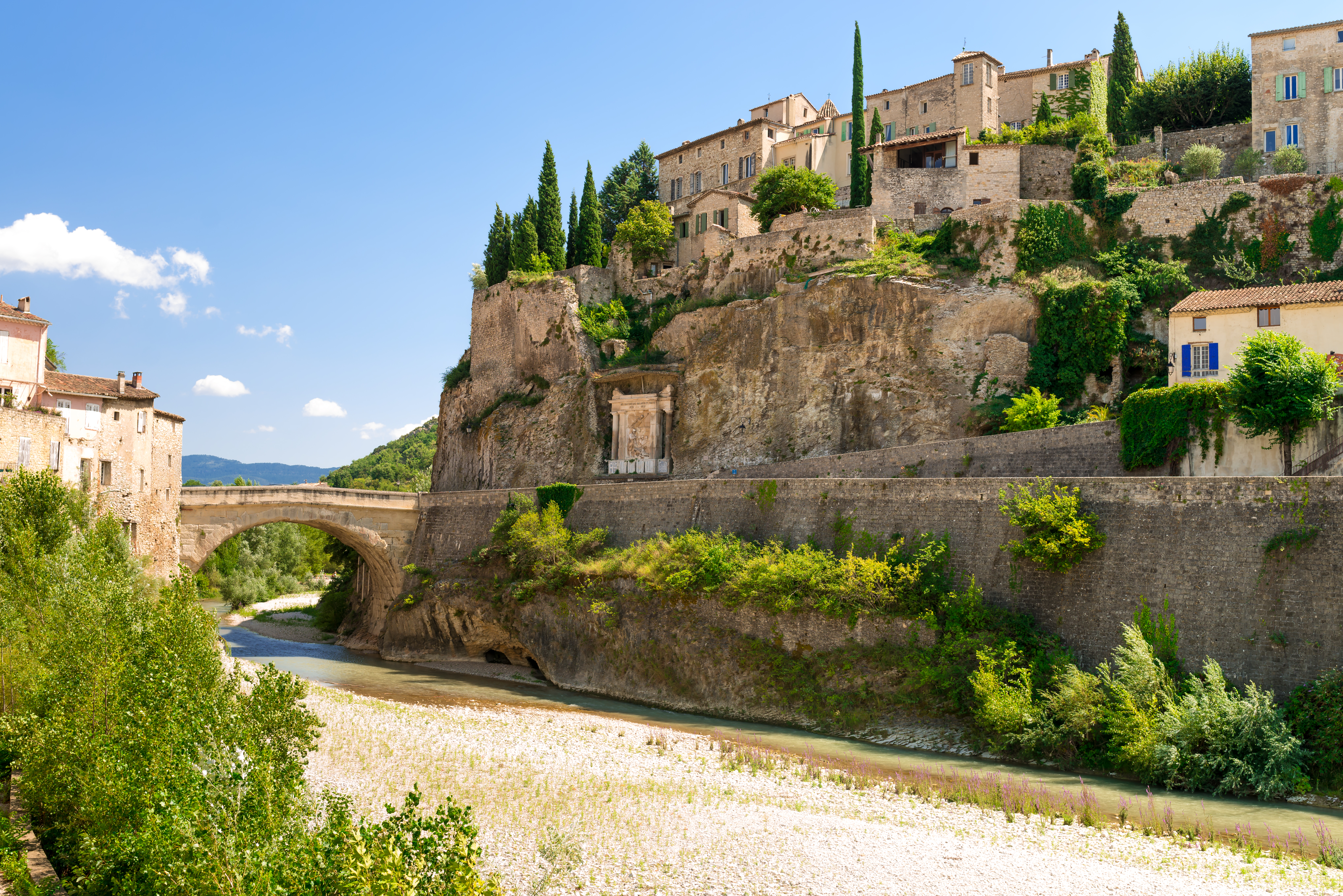 Die römische Brücke von Vaison-la-Romaine überspannt den Fluss Ouvèze. Foto: © iStock/Dar1930