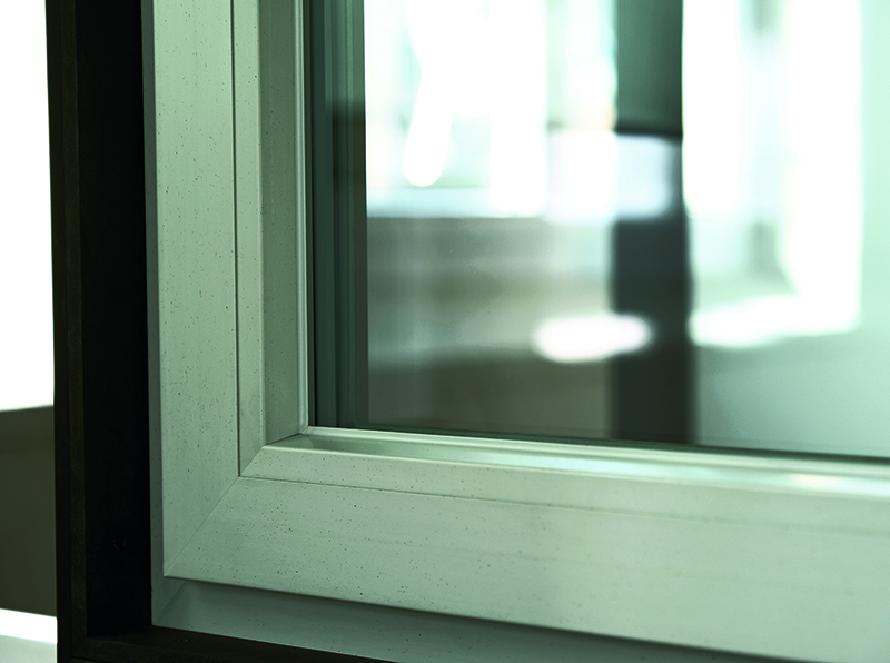 Innovative Produkte wie Greta Fenster in einmaliger sichtbetonartiger Oberflächentextur-Optik bieten eine nachhaltige, haptische Facette in der Architektur. Sowohl bei Neubauten als auch in der Sanierung. Foto: © Salamander Window & Door Systems