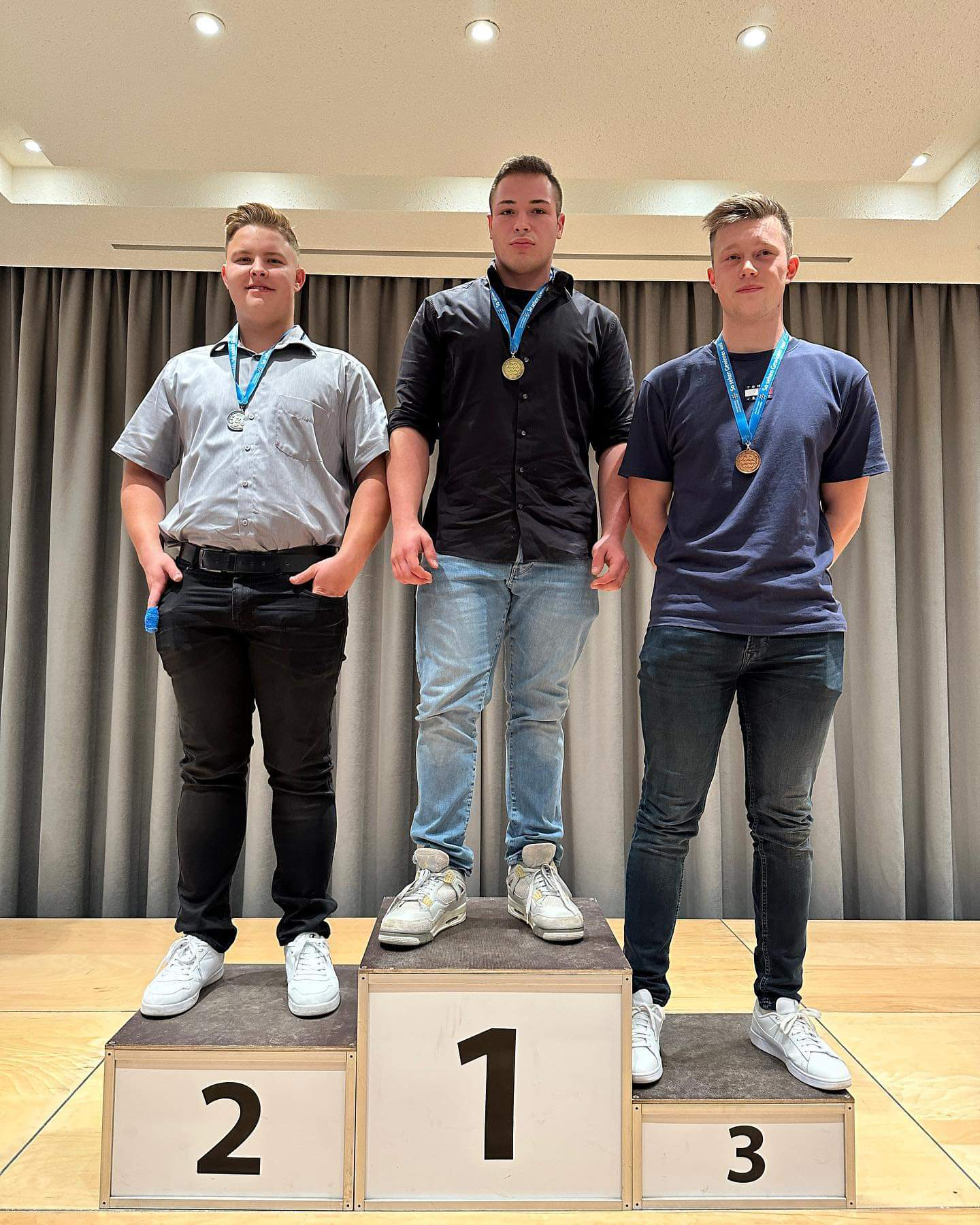 Siegerehrung in Erfurt: Nils Schneider aus Heidenburg auf Platz 1, Philip Viktor Fleenko aus Steinheim (NRW) auf Platz 2, Franz Xaver Jelinek aus Königsee (Thüringen) auf Platz 3 Foto: © Finn Olbermann