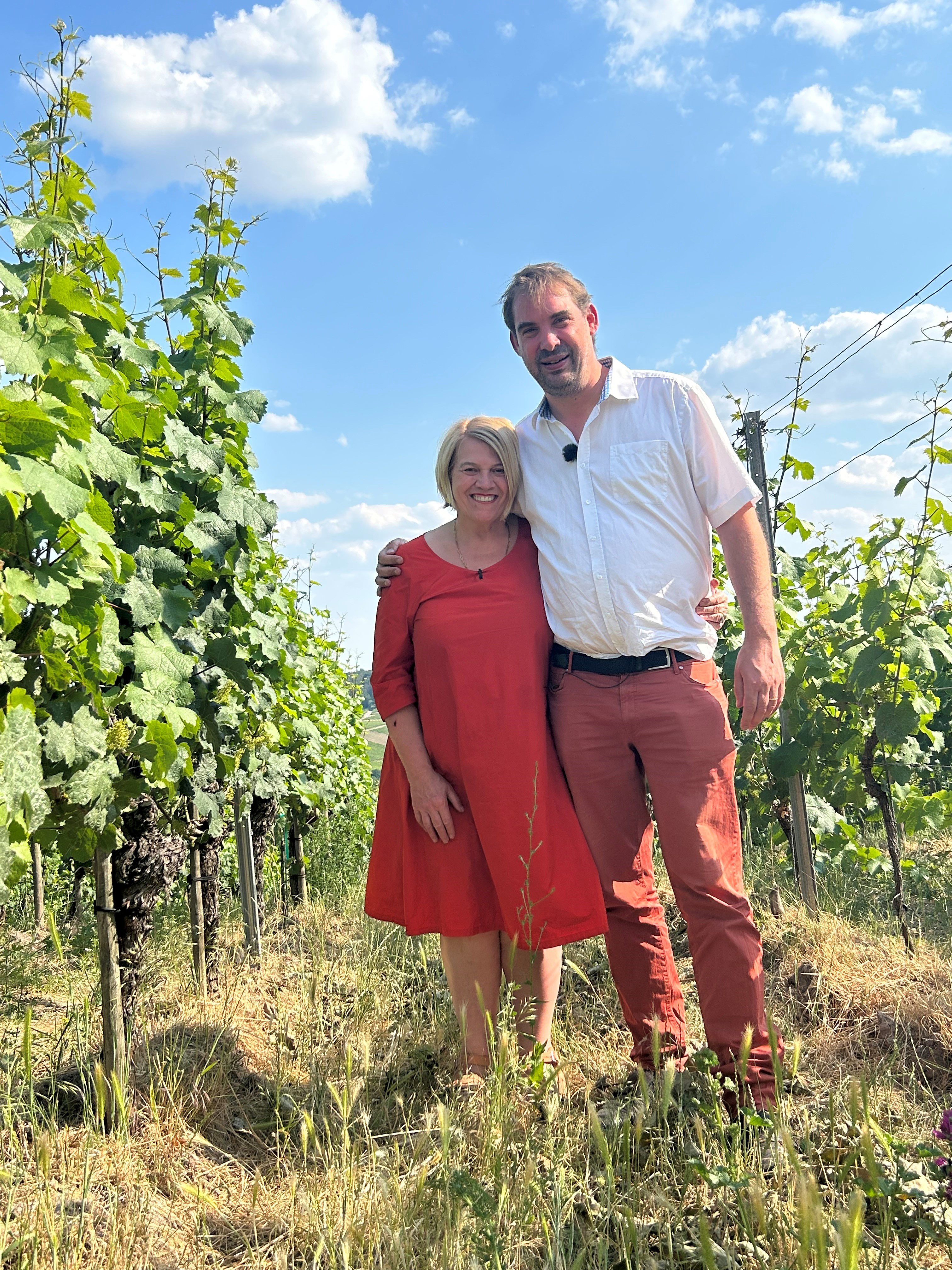 Léa Linster und Max von Kuno möchten auf die feinen Produkte der Mosel auf der deutschen und luxemburgischen Seite aufmerksam machen. Foto: © DHB