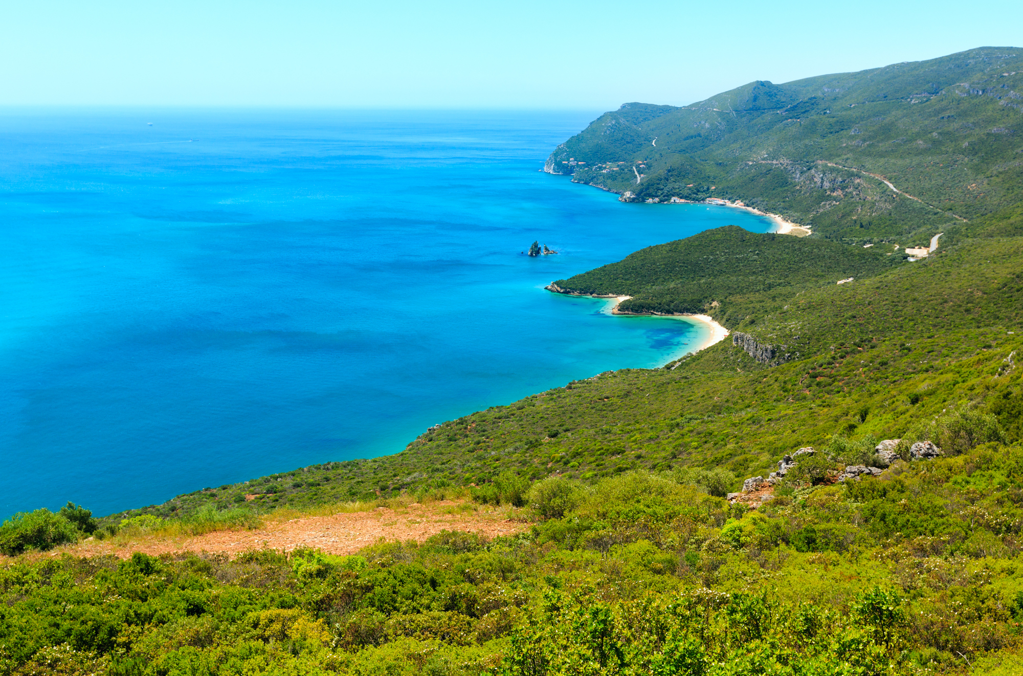 Der Naturpark Arrábida, auch bekannt als Parque Natural da Arrábida, ist ein Naturpark in Lissabon, genauer gesagt auf der Halbinsel Setúbal, südlich der Stadt. Foto: © j-wildman/iStock.com