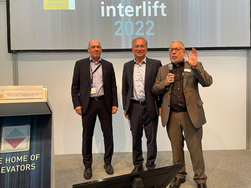 2022 as moderator of the VFA Forum – here with René Hermann (Schindler) and Esfandiar Gharibaan (Kone). Photo: © LIFTjournal / Ulrike Lotze