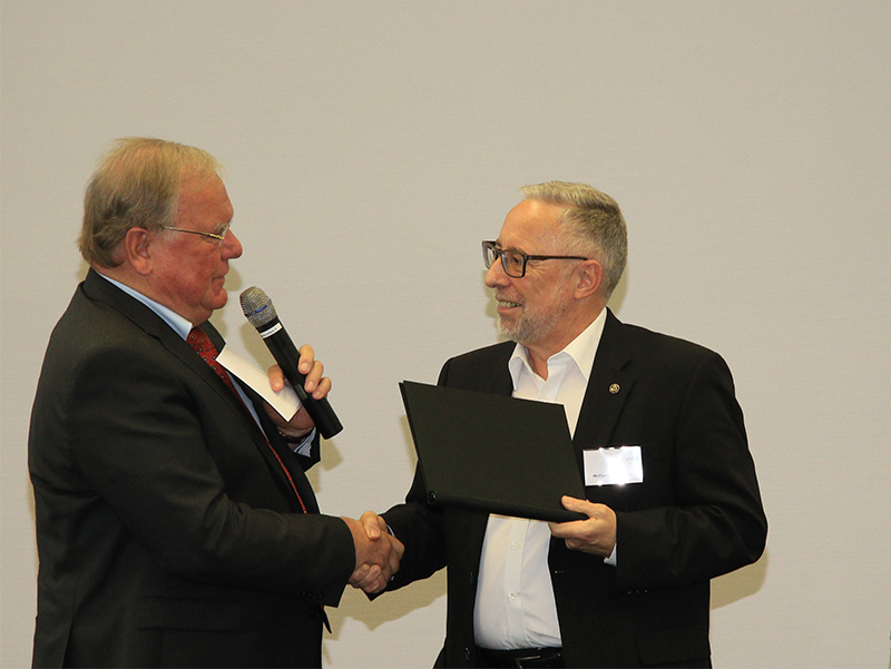 The Chairman of the VDMA Elevators and Escalators Association, Albert Schenk, bids farewell to Wolfgang Adldinger in 2018. Photo: © LIFTjournal / Ulrike Lotze