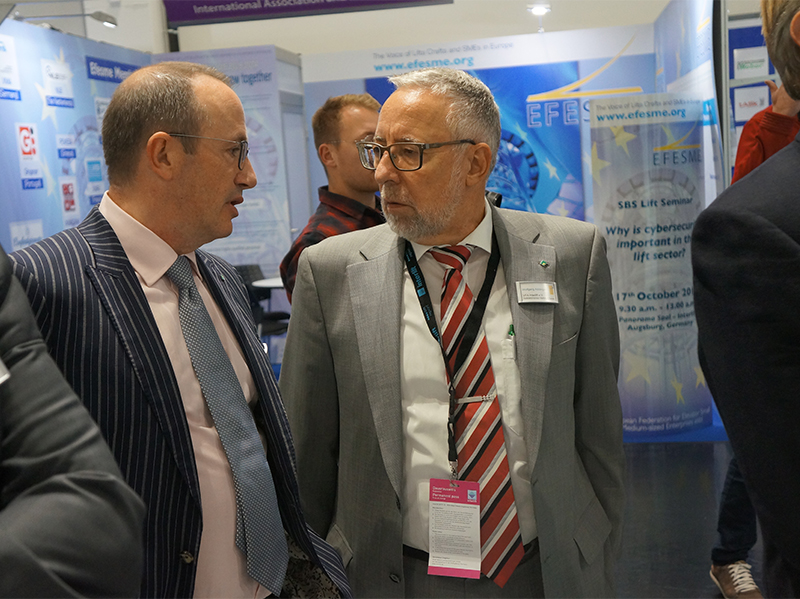 In conversation with VFA Chairman Achim Hütter at interlift 2019. Photo: © LIFTjournal / Ulrike Lotze