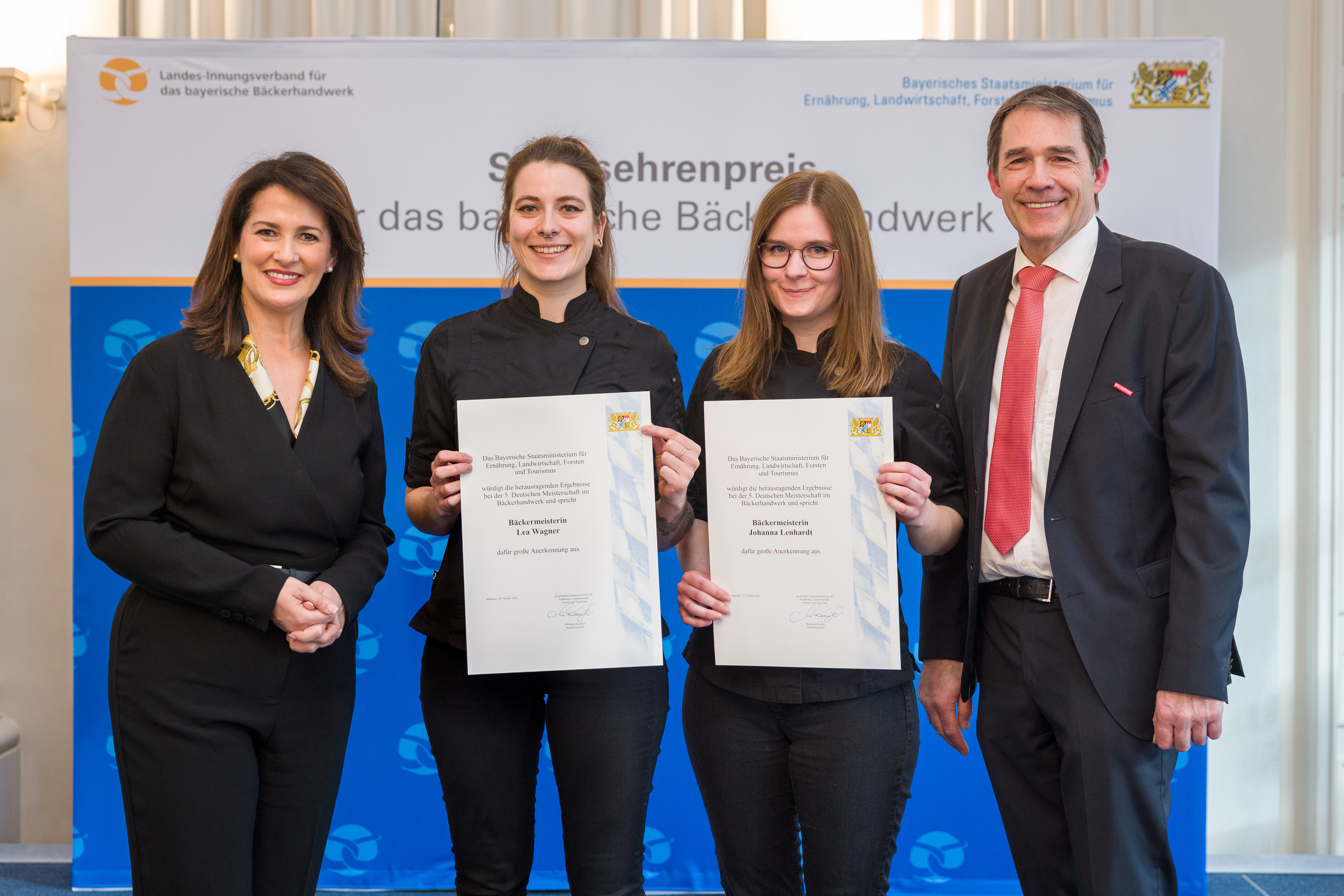 Lea Wagner (2.v.l.) und Johanna Lenhardt (2.v.r.) aus Bayern haben im Oktober 2023 die Deutsche Meisterschaft der Bäckermeister gewonnen. Staatsministerin Michaela Kaniber (links) und Heinrich Traublinger jun. (Landesinnungsmeister des bayerischen Bäckerhandwerks) gratulierten ihnen zu ihrem Erfolg. Foto: © Hauke Seyfarth/StMELF