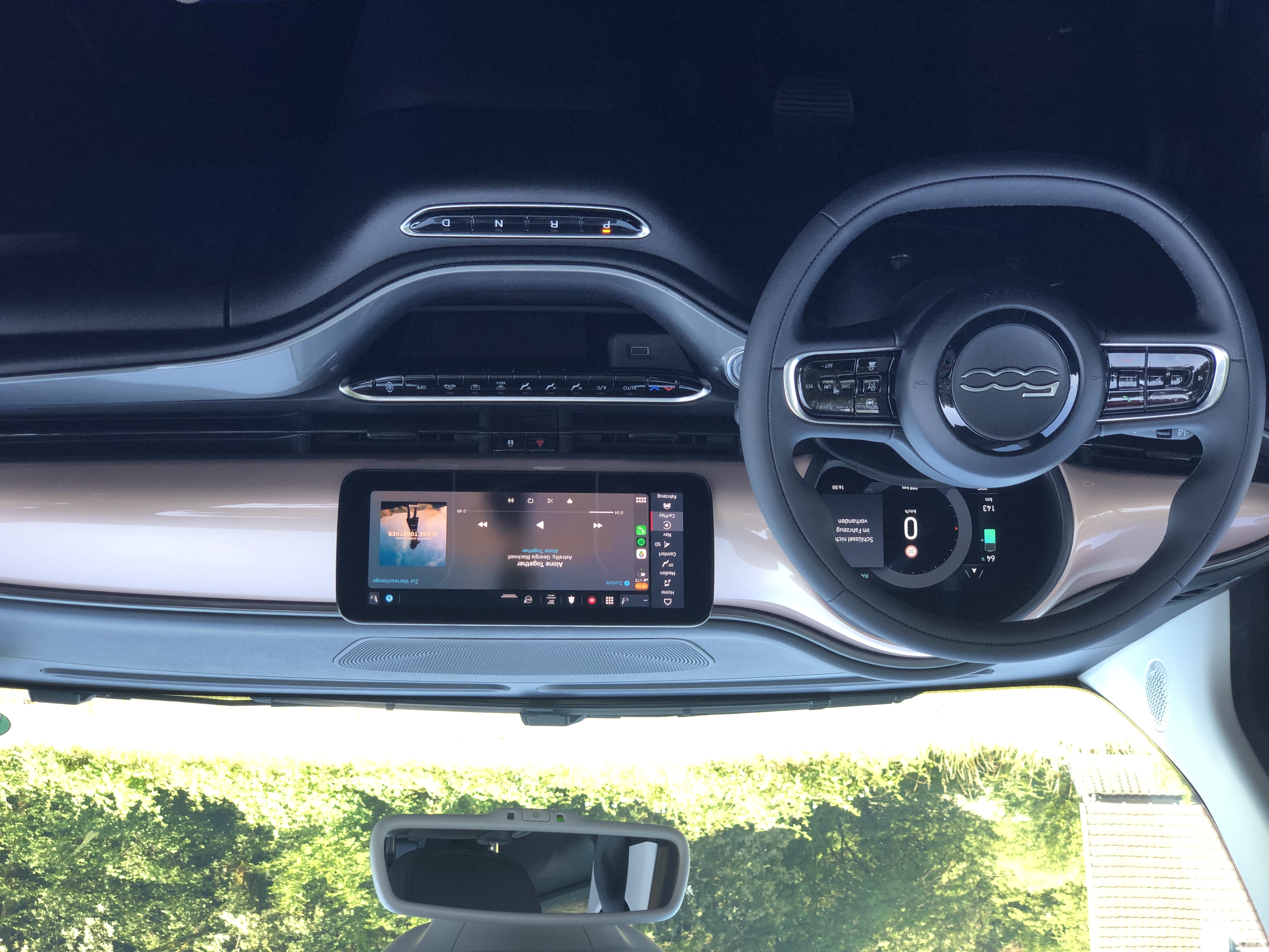 Innen ist der Fiat modern eingerichtet und zeigt viel Liebe zum Detail. Foto: © Guido Borck Innen ist der Fiat modern eingerichtet und zeigt viel Liebe zum Detail. Foto: © Guido Borck