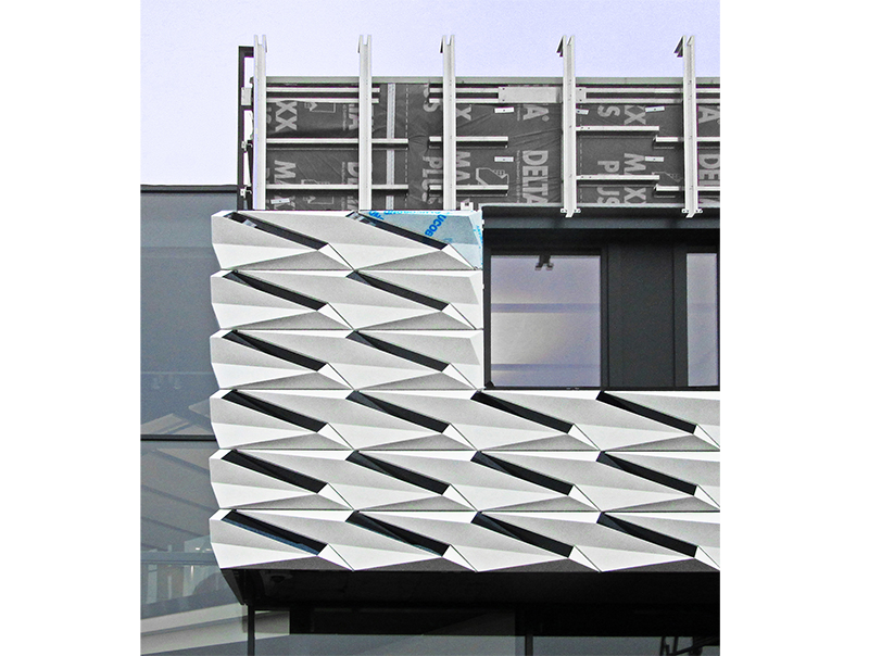 Die dreidimensionalen Alucobond- Fassadenelemente wurden mitsamt der aufgeklebten Glas-Folien-Module montiert. Foto: © Markus Eberhardt