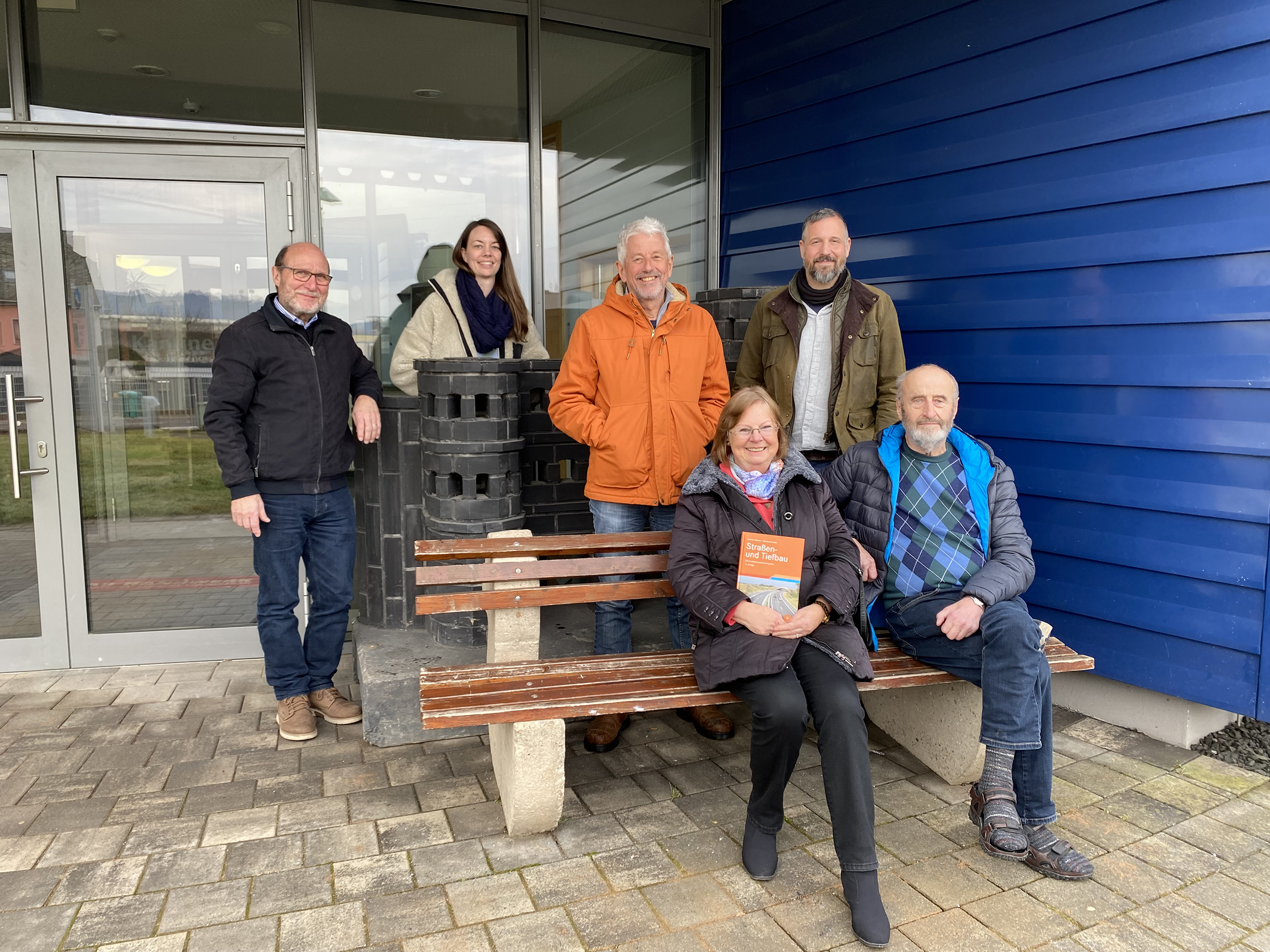 Vera Wagner (2. v. l.) und Sozialpädagoge Michael Meyer (oben r.) mit den Dozenten Ulrich Schwarz (l.), Reinhold Tellberg (3. v. l.), Ruth Gimmler und Hermann Dellwing. Foto: © Constanze Knaack-Schweigstill