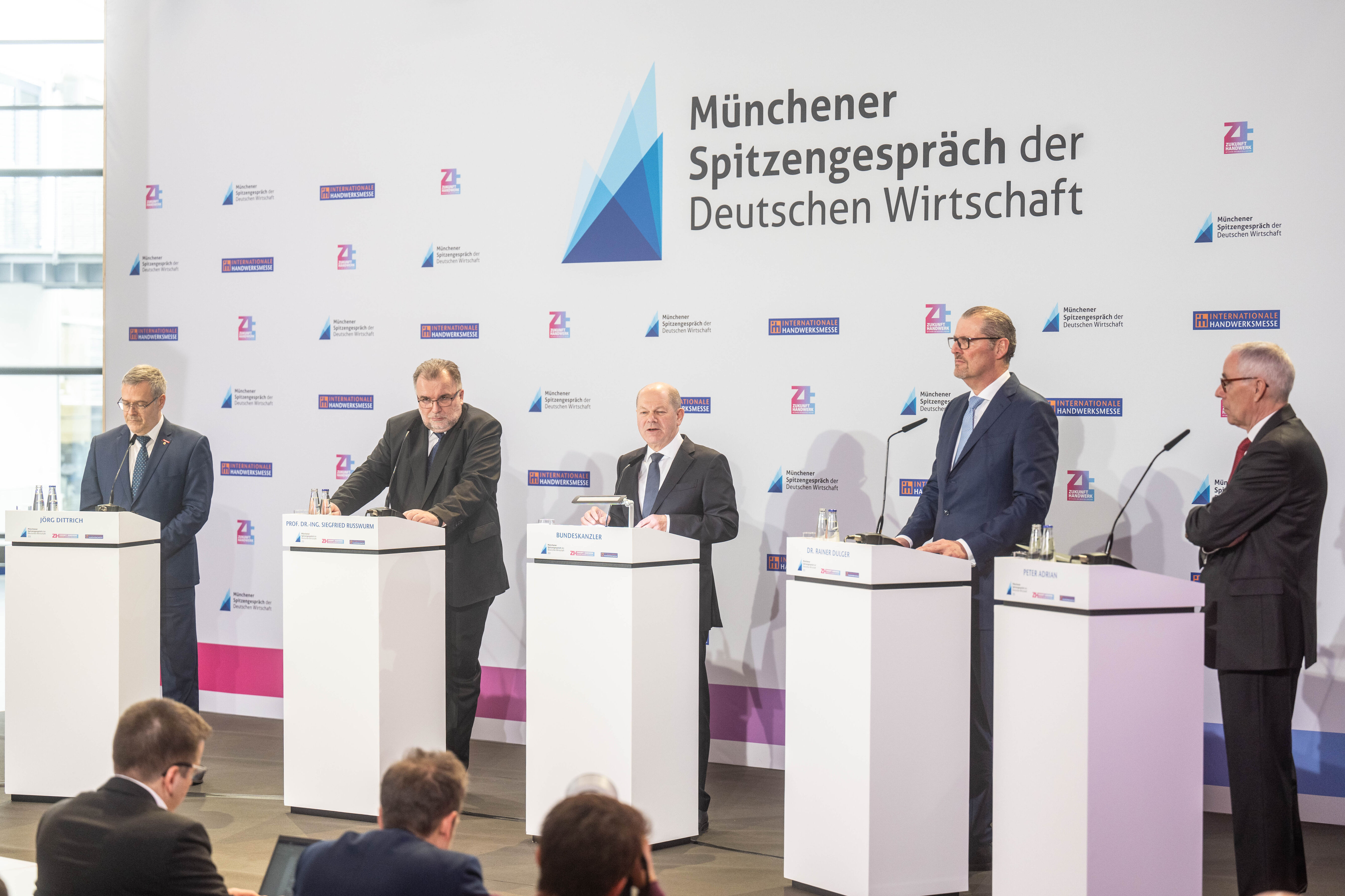 Das anschließende Pressegespräch mit v.l.: ZDH-Präsident Jörg Dittrich, BDI-Präsident Siegfried Russwurm, Bundeskanzler Olaf Scholz, BDA-Präsident Dr. Rainer Dulger und DIHK-Präsident Peter Adrian. Foto: © GHM