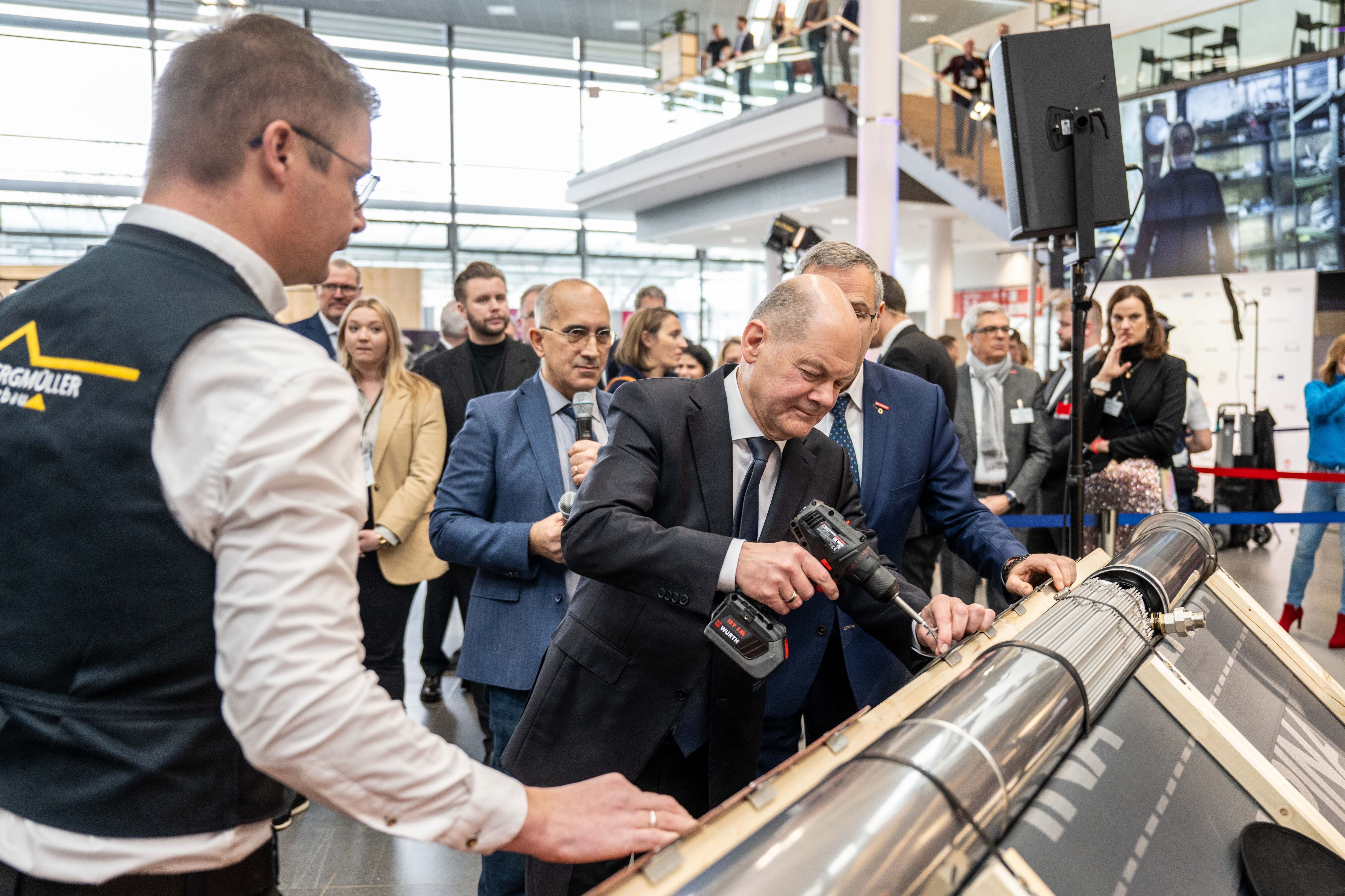 Bundeskanzler Olaf Scholz besuchte drei Aussteller des ZUKUNFT HANDWERK Kongress 2024. Hier am Stand von Solte Q, ein Unternehmen, das Solar-Dachziegel anbietet. Foto: © GHM