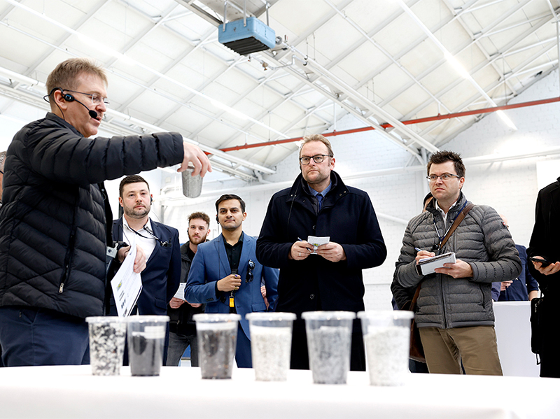 Das hochwertige rezyklierte Granulat wird gemeinsam mit Frischmaterial wieder zu Fensterprofilen verarbeitet. Foto: © profine