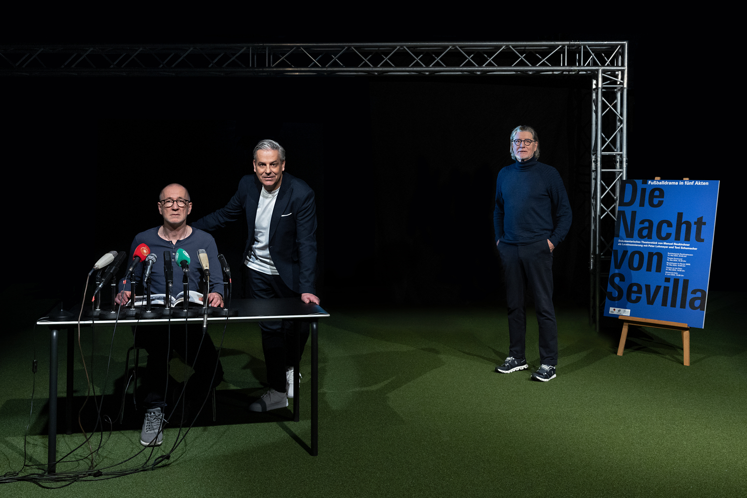 Schauspieler Peter Lohmeyer, Autor Manuel Neukirchner und Zeitzeuge Toni Schumacher (v.l.) bringen 'Die Nacht von Sevilla. Fußballdrama in fünf Akten' als dokumentarisches Theaterstück auf die Bühne. Foto: © Carsten Kobow