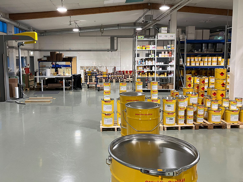 Kundenbestellungen werden vor Ort abgetönt und für die Auslieferung bereitgestellt. Foto: © Adler