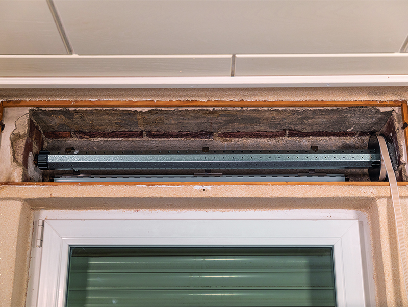 Ungedämmte Rollladenkästen sind eine Wärmebrücke in der Außenfassade. Energieverluste können mit der entsprechenden Dämmung reduziert werden. Foto: © Schellenberg Professional