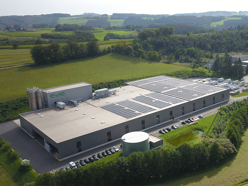 Das Unternehmen weitet seine bisherige Photovoltaikanlage 2024 aus. Dann wird die zweite Dachhälfte des rund 10 000 Quadratmeter großen Produktionsgebäudes neu bestückt, um künftig einen wesentlichen Teil des Energiebedarfs selbst zu produzieren. Foto: © Exte