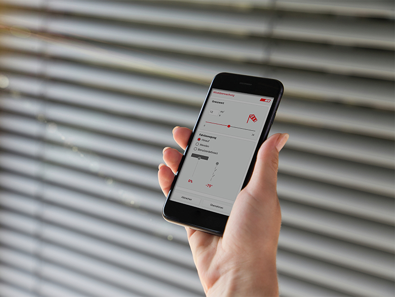 Mit dem Touchscreen zur gewünschten Raumatmosphäre. Foto: © Warema