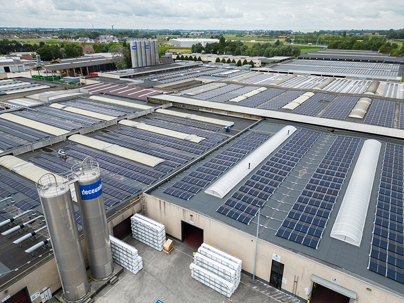 Deceuninck führt zurzeit mehrere Projekte zur Umstellung auf Strom aus erneuerbaren Ener-gien, zur Beschleunigung der Elektrifizierung und zur Verbesserung der Energieeffizienz durch. Foto: © Deceuninck
