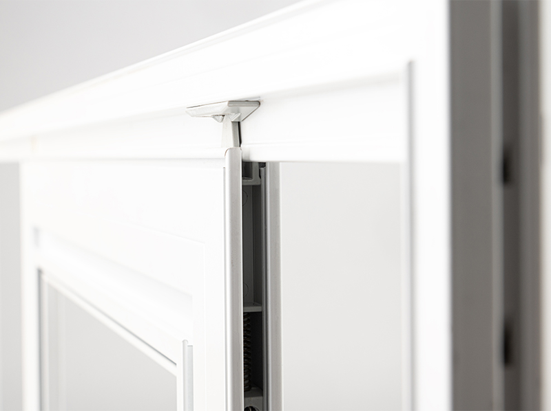 Der oben liegende gefederte Führungszapfen am Schiebetürflügel hat eine Doppelfunktion: Er ermöglicht ein leichtes Ein- und Aushängen des Flügels, zugleich fungiert er als Feststeller in der Gegenplatte. Foto: © Schüt-Duis