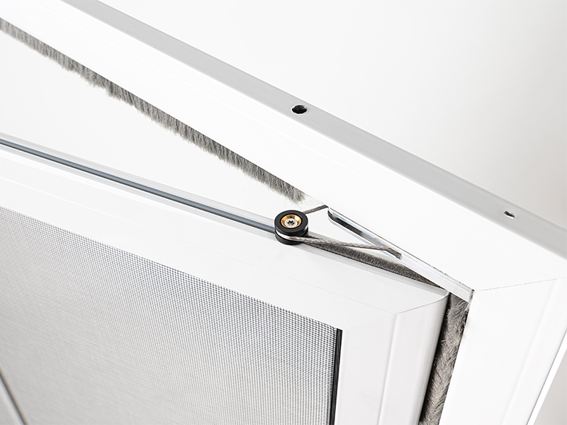 Der Schließmechanismus der Pendeltür mit gefedertem Seilzug sowie individuell einstellbarer Rückstellkraft zeigt im Detail das ganze Know-how des Unternehmens. Foto: © Schüt-Duis