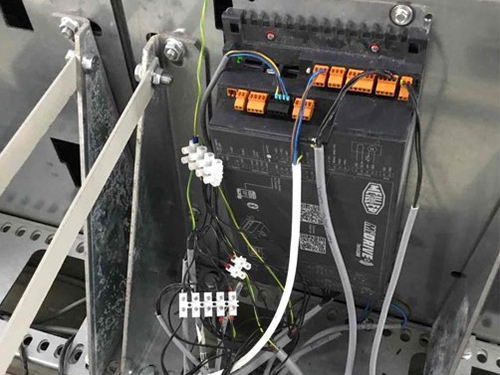 Negative example, impermissible wiring WITHOUT Easy Installation Kit. Photo: © Meiller Aufzugtüren