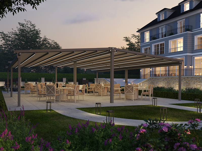 Mit einem neuen, vielseitig einsetzbaren Tragrahmen kann die Wetterschutz-Pergola freistehend ein- und beidseitig sowie zur Überspannung großer Freiflächen installiert werden. Foto: © Lewens