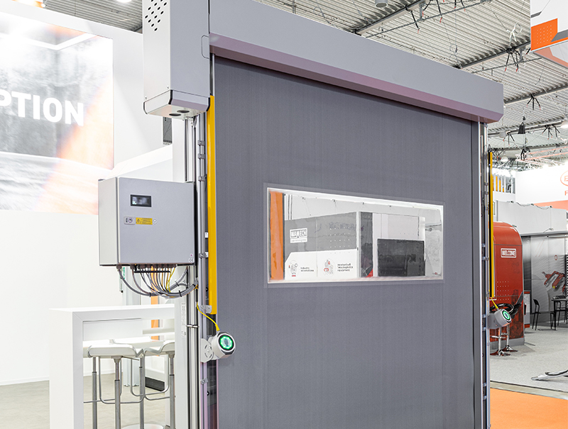 Um die höchste Sicherheit für Personen an Anlagen und Maschinen zu gewährleisten, ist das Tor standardmäßig mit einem Torlinien- beziehungsweise Sicherheits-Lichtgitter ausgestattet. Foto: © Efaflex