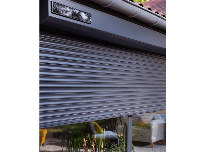 Dynamischer Sonnenschutz: Die Behänge passen sich in Abhängigkeit von Temperatur und Wetter an die persönlichen Bedürfnisse an. Foto: © Somfy