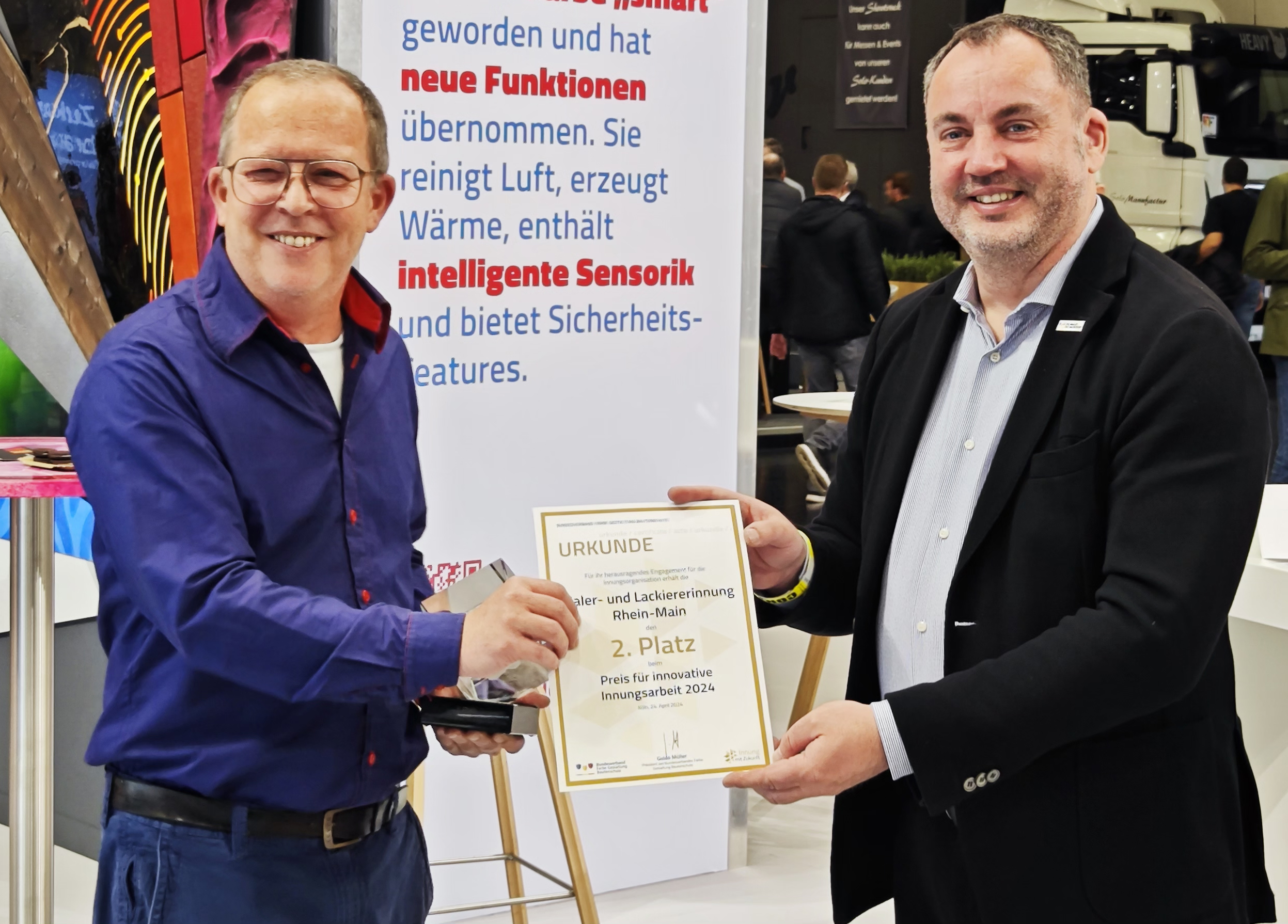 Joachim Letschert (l.), Geschäftsführer der Maler- und Lackiererinnung Rhein-Main, erhält die Aus-zeichnung von Guido Müller, Präsident des Bundesverbandes Farbe Gestaltung Bautenschutz. Foto: © BV Farbe