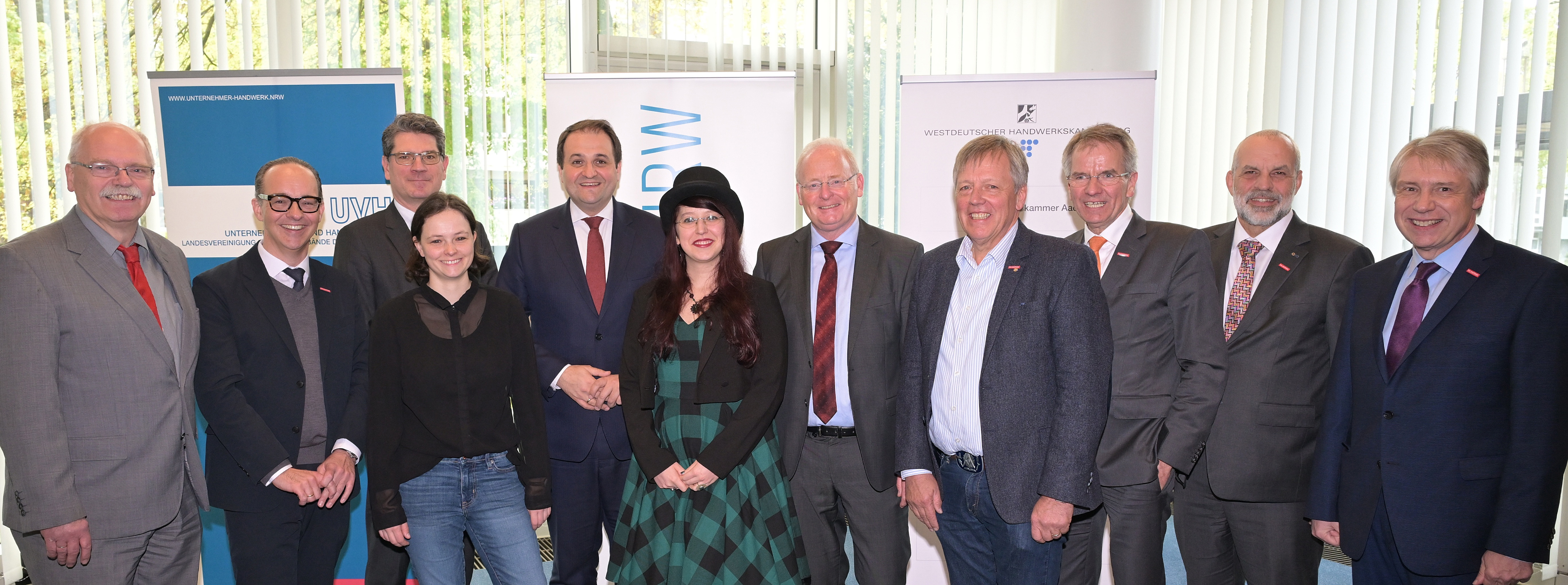 Jörg von Polheim, Dr. Florian Hartmann, Prof. Dr. Hans-Jörg Hennecke, Dr. Sabrina Proschmann, Minister Nathanael Liminski, Viola Pollmann, Dr. Michael Terwiesche, Rüdiger Otto, Andreas Ehlert, Jochen Renfordt und Dr. Frank Wackers (v. l.). Foto: © UVH / Wilfried Meyer