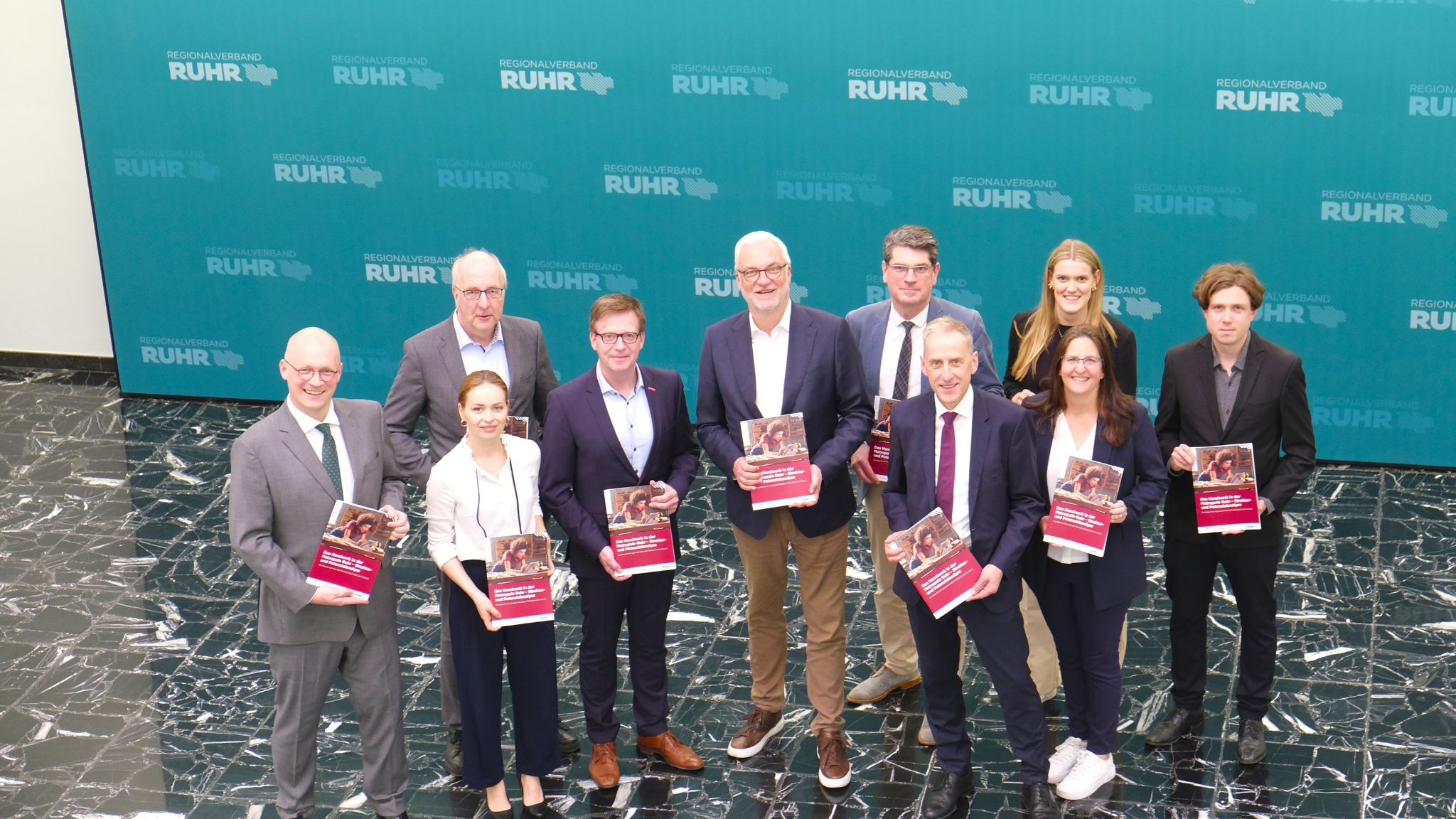 Stefan Kuczera (RVR-Beigeordneter Planung), Olesja Mouelhi-Ort (Geschäftsführerin Handwerkskammer Dortmund), Thomas Harten (stellvertretender Hauptgeschäftsführer Handwerkskammer Münster), Regionaldirektor Garrelt Duin, Carsten Harder (Hauptgeschäftsführer Handwerkskammer Dortmund), Prof. Dr. Hans Jörg Hennecke (Geschäftsführer Handwerkskammer Düsseldorf), Dr. Axel Fuhrmann (Hauptgeschäftsführer Handwerkskammer Düsseldorf), Tana Petzinger (RVR-Referatsleiterin Regionalentwicklung) und Lea Sophie Vielhauer sowie Paul Nehls (beide RVR) (v. l.) Foto: © RVR / Pohle