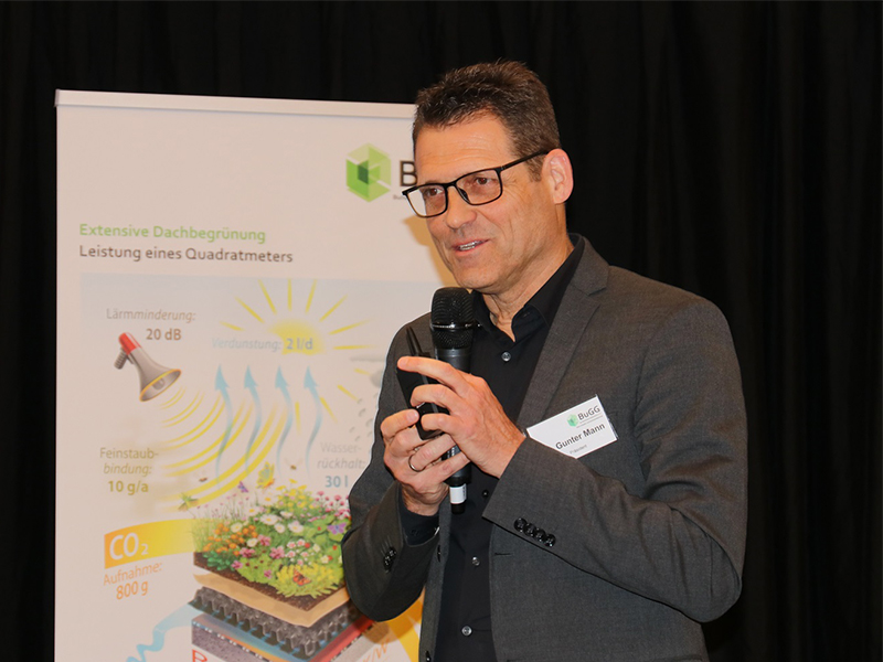 BuGG-Präsident Dr. Gunter Mann rief zu mehr Artenvielfalt bei Dach- und Fassadenbegrünungen auf. Foto: © S. Herfort, Bundesverband GebäudeGrün