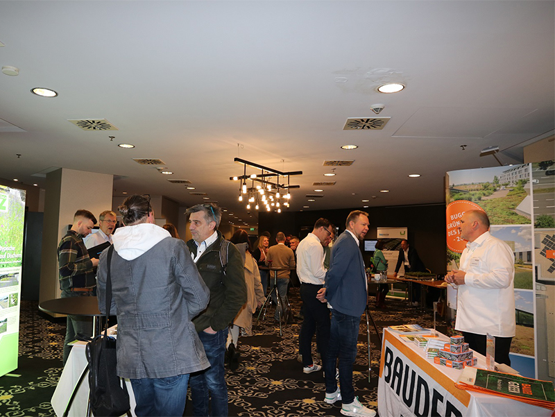 Die begleitende Fachausstellung war gut besucht und ermöglichte den Brückenschlag zur Praxis. Foto: © S. Herfort, Bundesverband GebäudeGrün