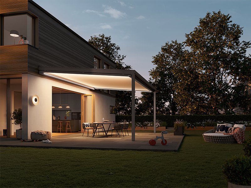 Neben ihrem kubischen Design bietet das Modell großzügigen Schatten und effektvolles, farbiges bis neutrales LED-Licht. Foto: © Markilux