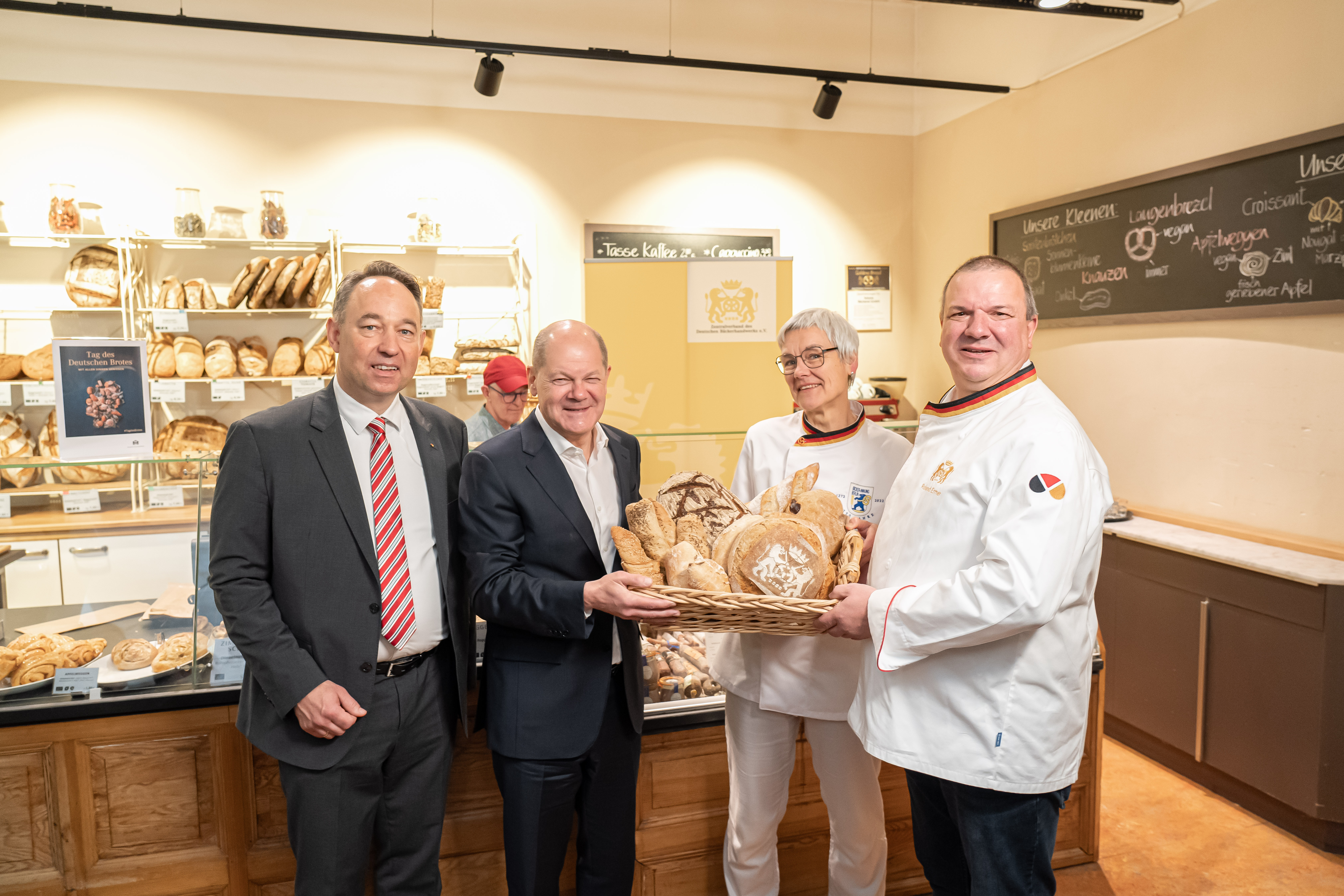 Zum Tag des Brotes gab es einen Brotkorb für den Kanzler Foto: © Zentralverband des Deutschen Bäckerhandwerks