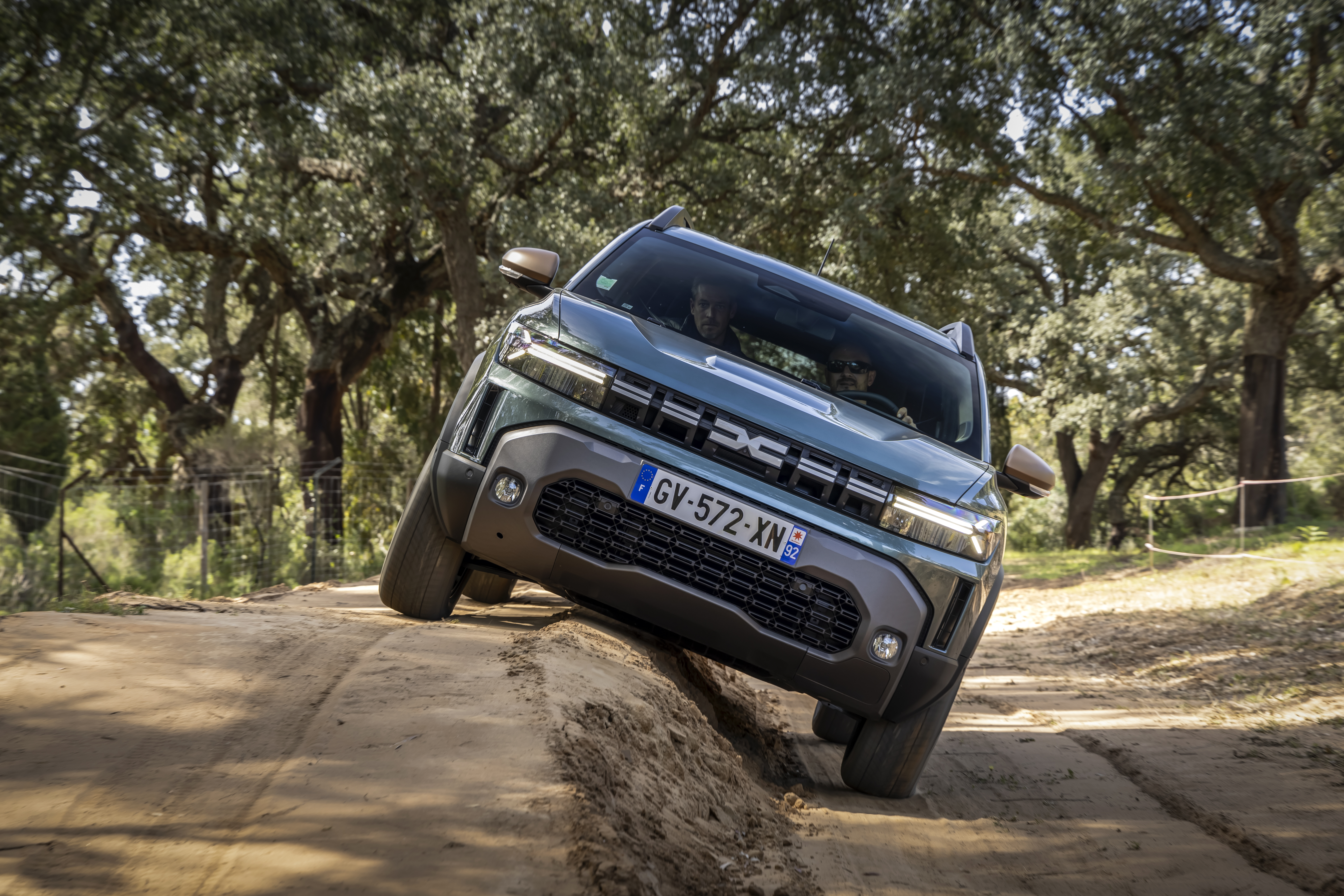 Etwa mehr als 21 Zentimeter Bodenfreiheit hat die Allradversion des neuen Dacia Duster. Foto: © Adrian Cortesi / Dacia