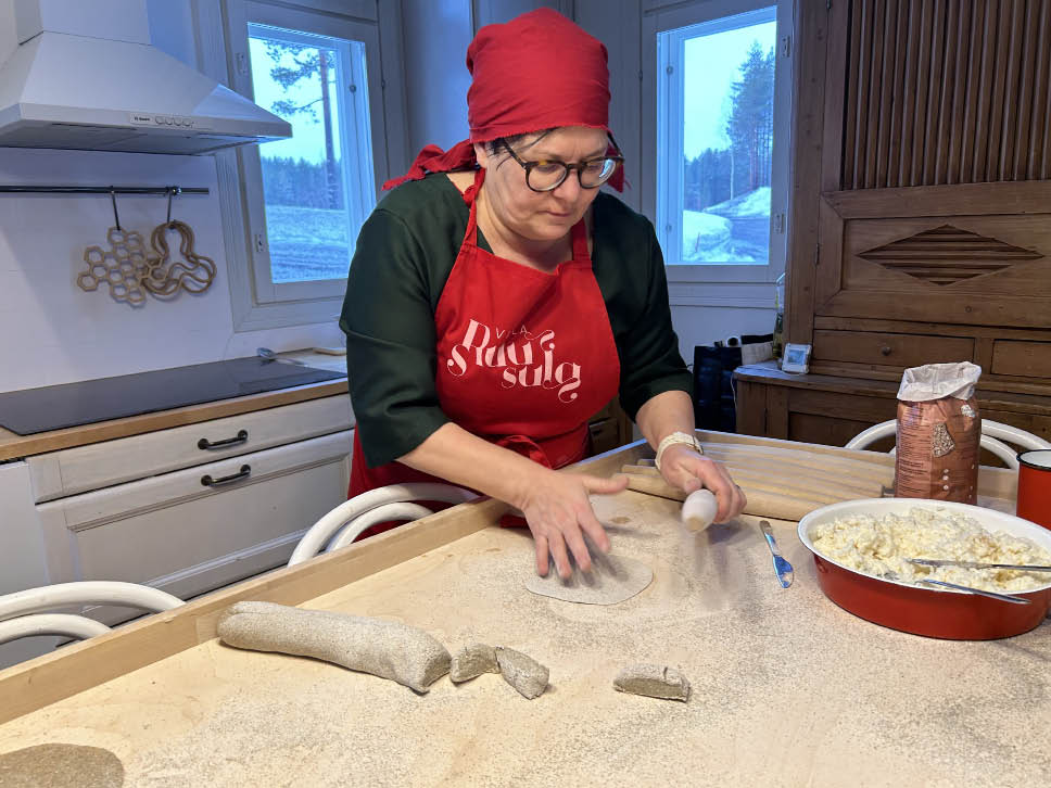 In einem Backkurs zeigt Sari die Herstellung von Karjalanpiirakka. Die«Karelische Piroggen« gibt es in ganz Finnland quasi an jeder Ecke. Sie sind wohl die Zimtschnecke Finnlands. Foto: © DHB