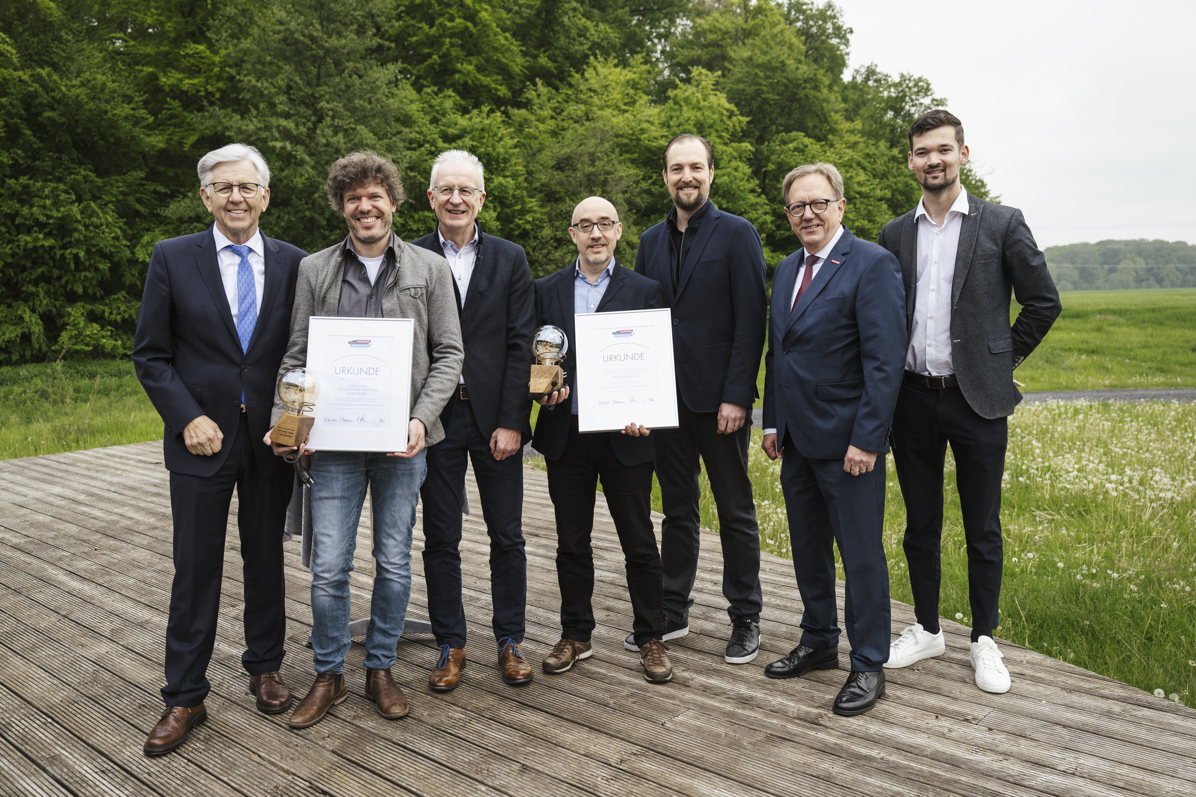 Den Seifriz-Preisträgern Rodja Trappe (2. v. l., Zauberzeug) und Prof. Dr. Ralf (4. v. r., Hochschule für nachhaltige Entwicklung Eberswalde) gratulierten (v. l.) Präsident Hans Hund und Hans-Dieter Weniger (beide HWK), Patrick Neumann (handwerk magazin), Jürgen-Johannes Lau (LGH) und Nico Kamp (Signal Iduna Gruppe). Foto: © Jens Nieth