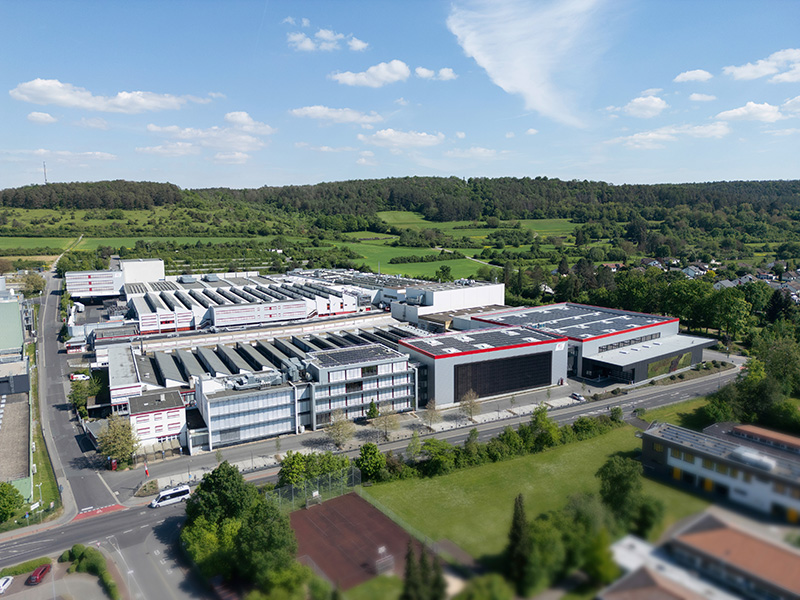 Der Firmensitz des Unternehmens in Marktheidenfeld zeigt mit Photovoltaik-Flächen sowie einer begrünten Fassade schon optisch die eigenen Nachhaltigkeitsansprüche. Foto: © Warema