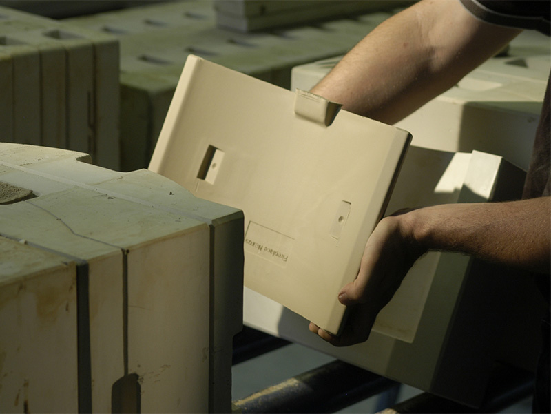 Nach dem Gießprozess werden die Keramikelemente aus der Gießform gelöst, getrocknet und bei hohen Temperaturen gebrannt. Anschließend folgt die Oberflächenbearbeitung. Foto: © Leipfinger-Bader