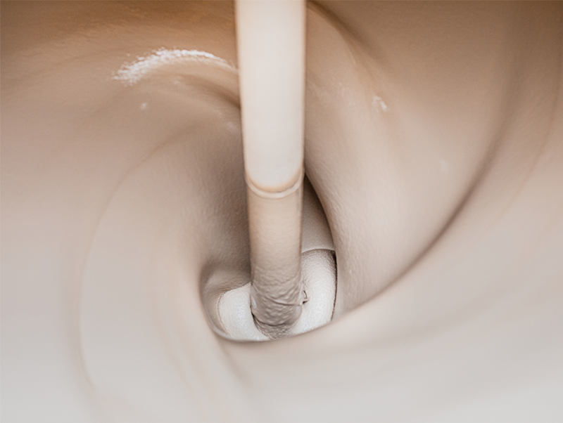 Der Gießschlicker, gemischt mit Wasser, Verflüssiger und gegebenenfalls Farbpigmenten, bildet die Grundlage für die innovative Gießtechnik. Foto: © Leipfinger-Bader