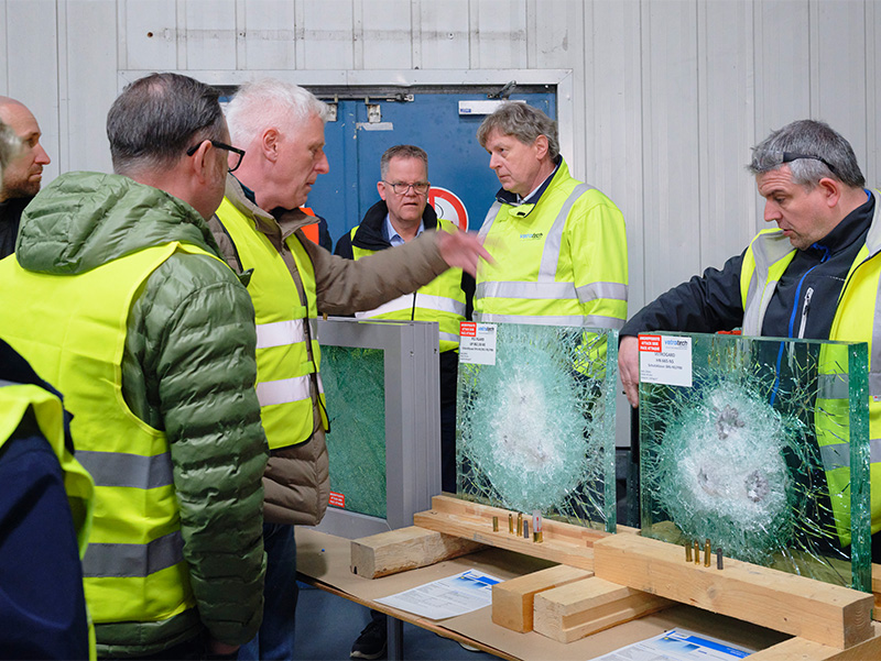 Blick hinter die Kulissen: CLIMAplusSECURIT Flachglas-Experten besuchen bei ihrer Jubiläumsfeier die neue Beschussanlage der Vetrotech Saint-Gobain Deutschland im Produktionswerk Würselen. Foto: © Rohl Fotografie, Saint-Gobain Glass