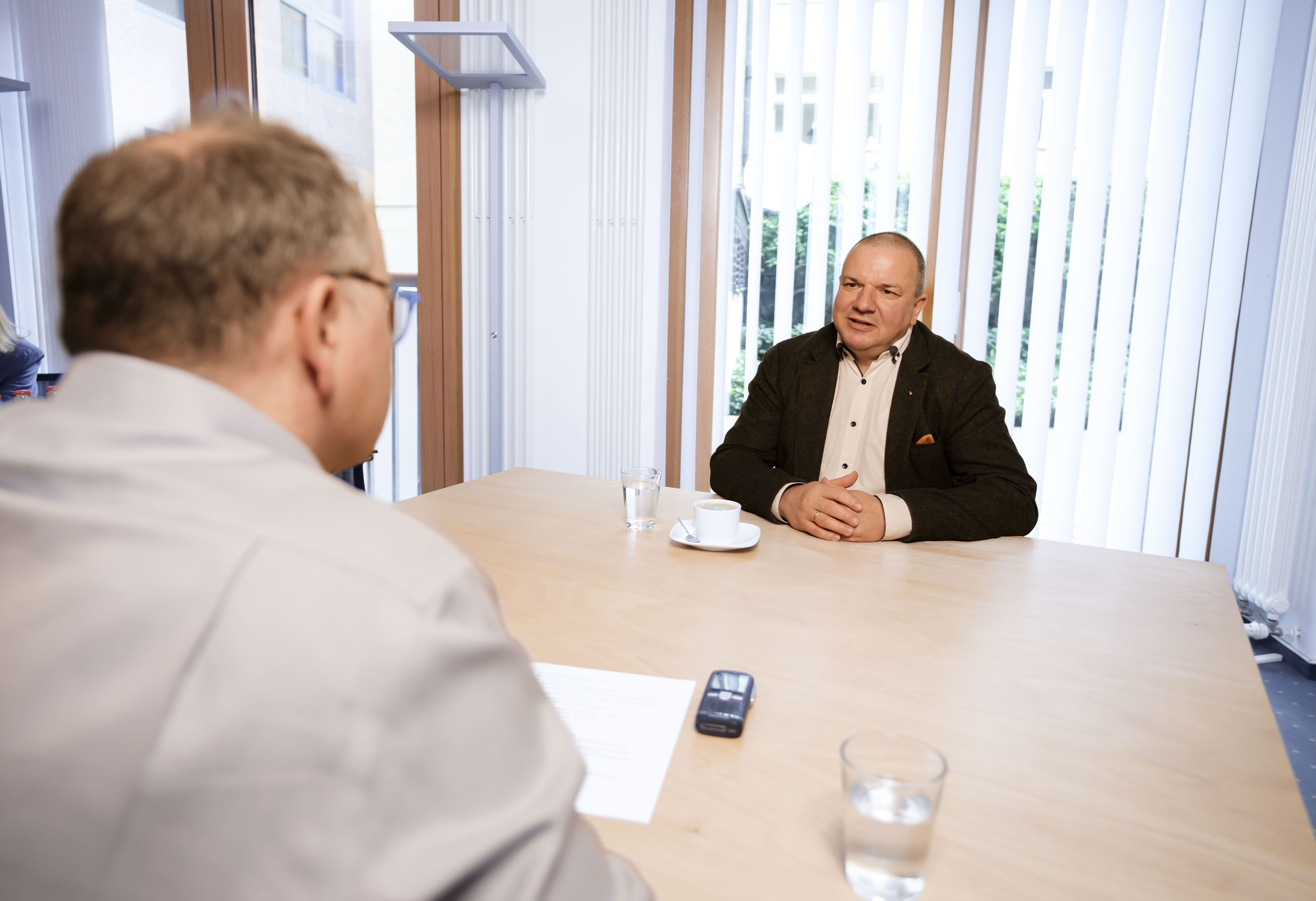 Bäcker-Präsident Roland Ermer im Gespräch mit DHB-Redakteur Bernd Lorenz. Foto: © Georg Johannes Lopata