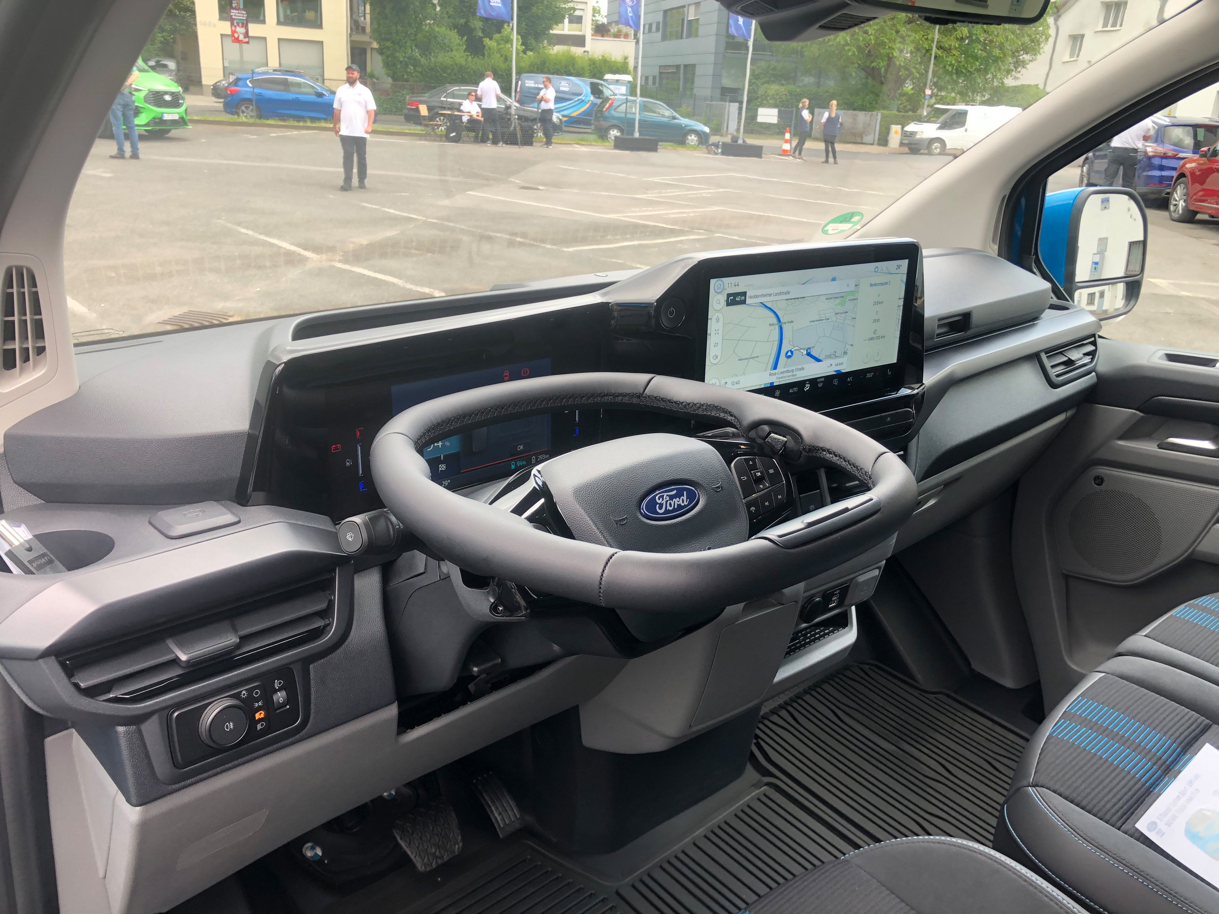 Das Lenkrad lässt sich als Arbeitstisch hochklappen. Foto: © Guido Borck Das Lenkrad lässt sich als Arbeitstisch hochklappen. Foto: © Guido Borck