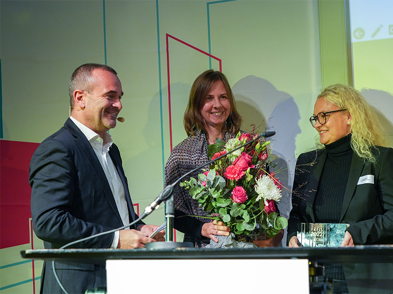 Der Deutsche Fassadenpreis 2022 für VHF ging an thoma architekten (v. r.): Rica Maul (Stadtwerke Leipzig), Susann Stiehl (Projektleiterin thoma architekten) und Andreas Reinhardt (Vorstandsvorsitzender FVHF). Foto: © Maren Strehlau