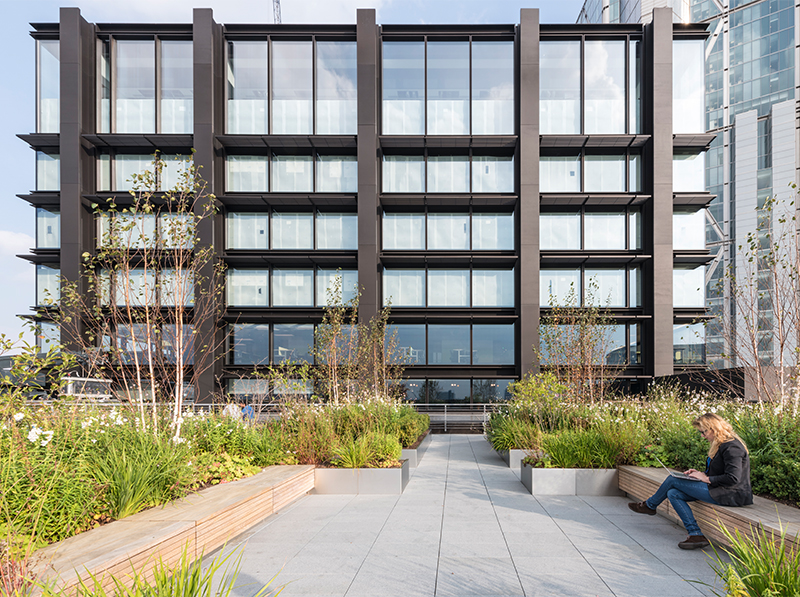 Das Londoner Bürogebäude Principal Place Commercial ist eines von vielen Beispielprojekten mit ISOshade-Fassadenelementen von seele. Foto: © Nigel Young / Foster + Partners
