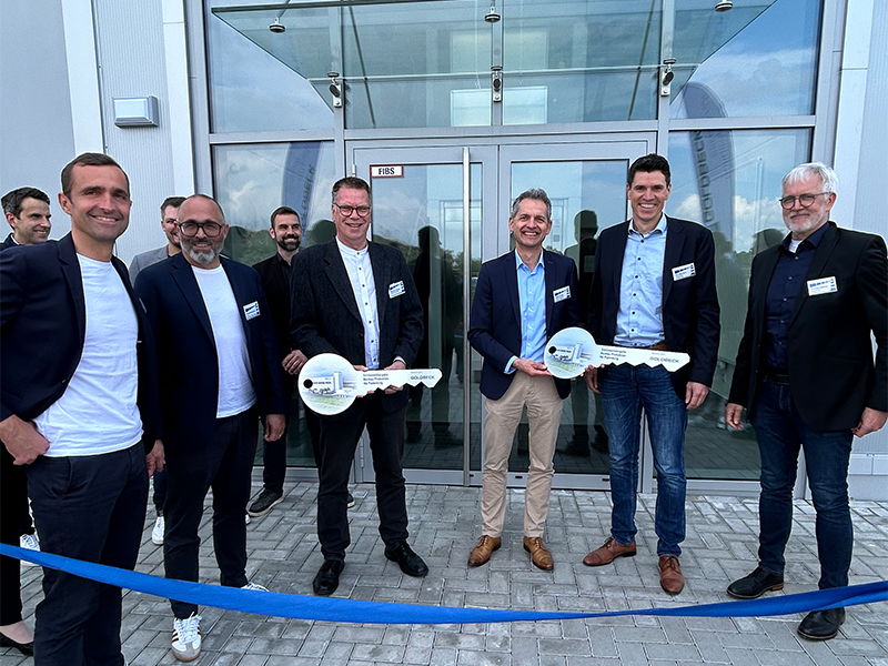 Die beiden Geschäftsführer von Goldbeck, Thomas Conring und Jesper Strube, übergeben symbolisch die Schlüssel für das neue Werk. v.l.: Götz und Till Schmiedeknecht, Thomas Conring und Jesper Strube, Kai Hülsmann und Hermann Bahne. Foto: © Salamander Industrie-Produkte GmbH