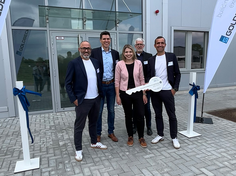 Bürgermeisterin Vanessa Gattung freut sich über das neue Werk in ihrer Stadt. v.l.: Till Schmiedeknecht, Kai Hülsmann, Vanessa Gattung, Hermann Bahnes und Götz Schmiedeknecht. Foto: © Salamander Industrie-Produkte GmbH