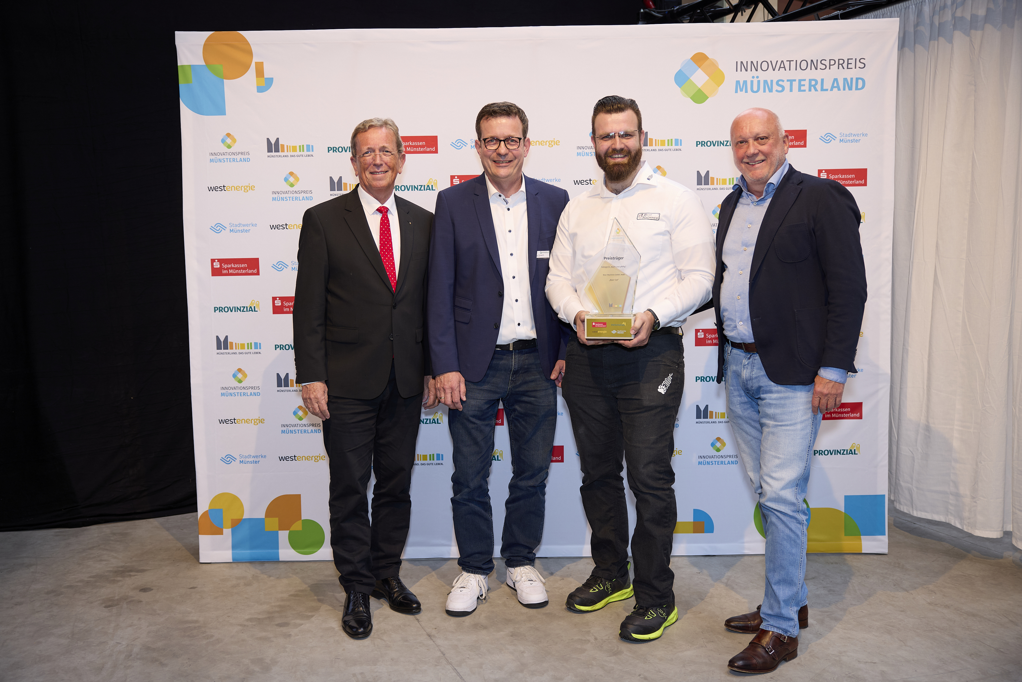 Innovationspreis für Bear-Machines: (v. r.) Vertriebspartner Josef Warmeling (axxcelerate), Bear-Machines-Gesellschafter Stephan Berendsen und Geschäftsführer Markus Niewerth (maakwi Energie & Umwelt Campus) mit Laudator Heinrich-Georg Krumme Foto: © Münsterland e. V./Philipp Fölting Innovationspreis für Bear-Machines: (v. r.) Vertriebspartner Josef Warmeling (axxcelerate), Bear-Machines-Gesellschafter Stephan Berendsen und Geschäftsführer Markus Niewerth (maakwi Energie & Umwelt Campus) mit Laudator Heinrich-Georg Krumme Foto: © Münsterland e. V./Philipp Fölting