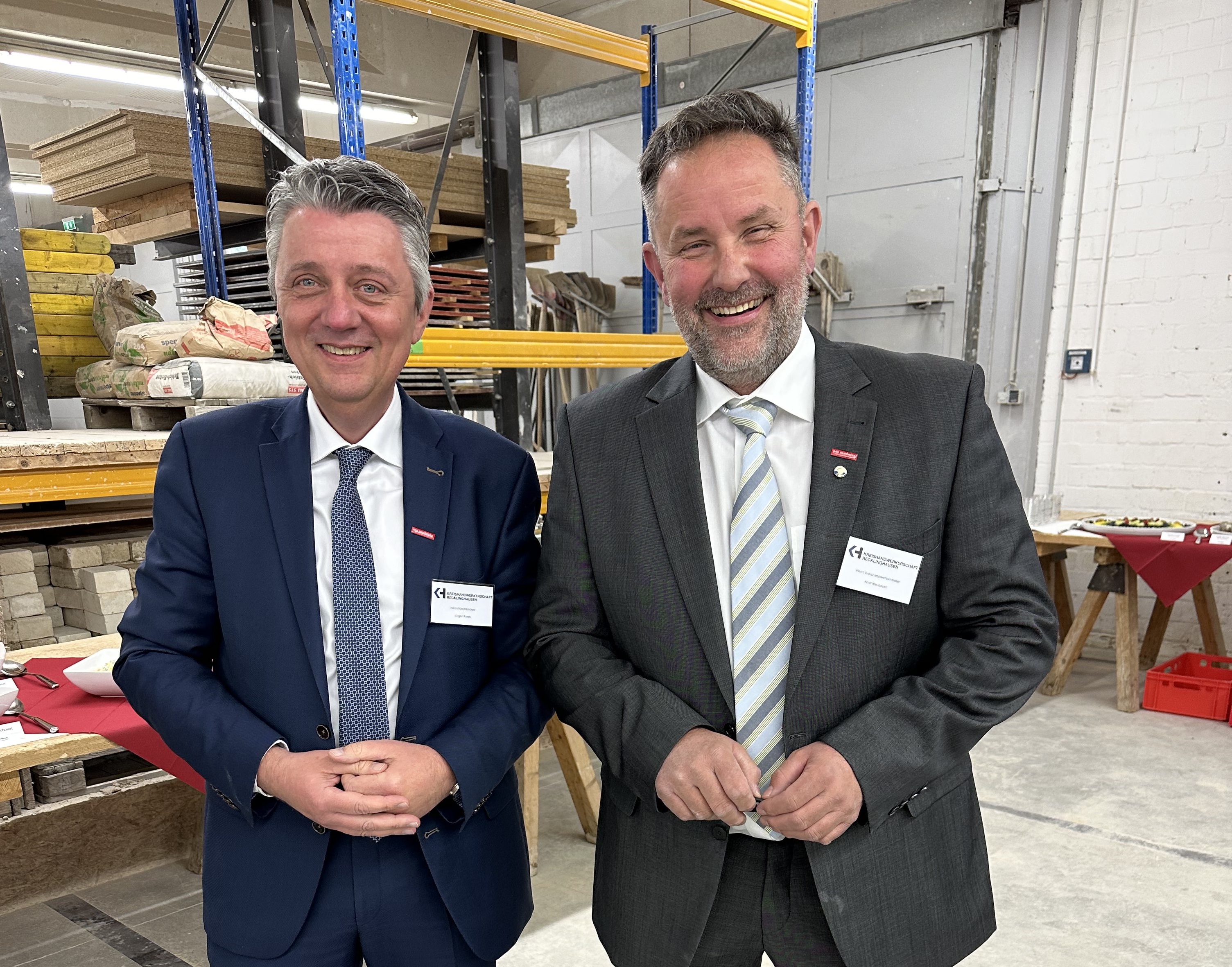 links: Arnd Neubauer, rechts: Handwerkskammer-Vizepräsident Jürgen Kroos Foto: © KH Recklinghausen
